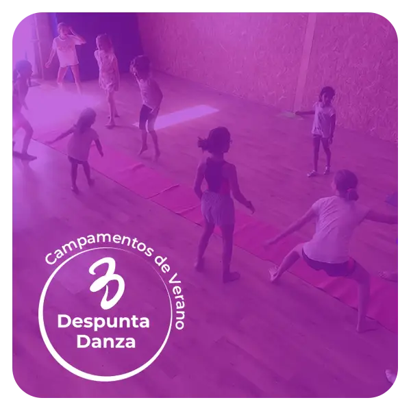 Niños realizando actividades físicas sobre colchonetas en los cursos de verano de Despunta Danza.