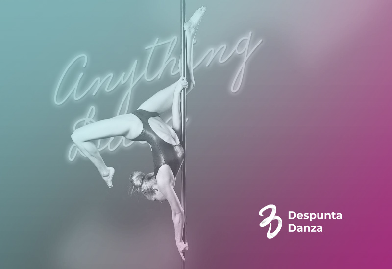 Alumnas en clase de pole fitness en Rivas; dos ejecutan figuras fijas en barra y dos realizan posiciones en suelo.
